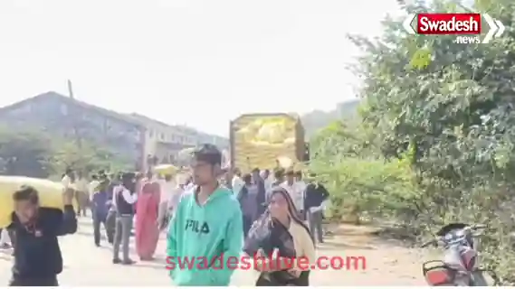 tikamgarh-fertilizer-loot-farmers-seized-fertilizer-truck