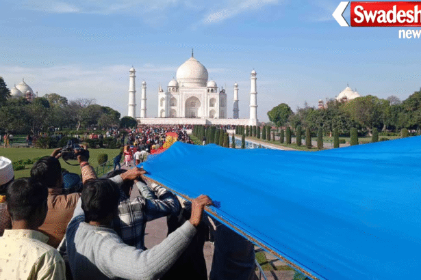 Taj Mahal Crowd