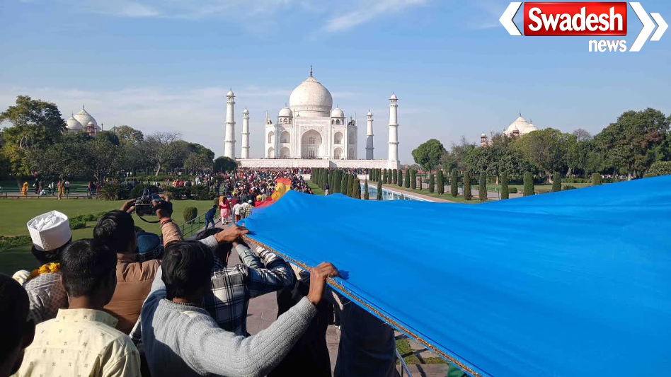 Taj Mahal Crowd