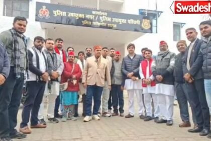 Agra: SP staged a strong protest at the Collectorate in the third degree case.