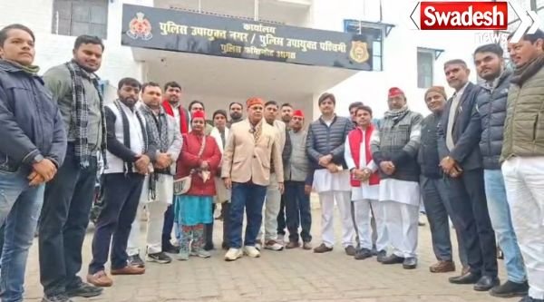 Agra: SP staged a strong protest at the Collectorate in the third degree case.