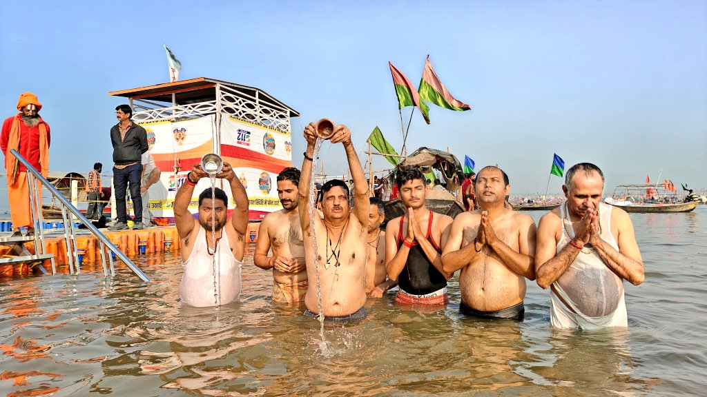 Prayagraj Magh Mela 2026 : डिप्टी सीएम शुक्ल ने त्रिवेणी संगम में स्नान कर किया पूजन 