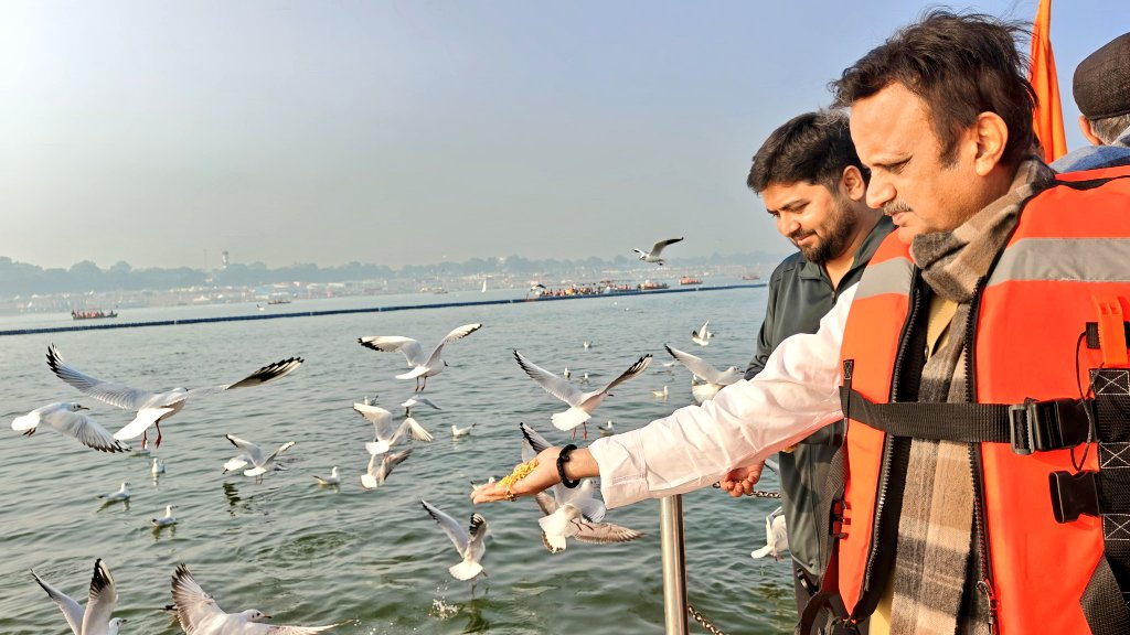 Prayagraj Magh Mela 2026 : डिप्टी सीएम शुक्ल ने त्रिवेणी संगम में स्नान कर किया पूजन 