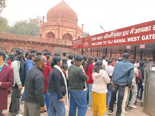 Taj Mahal Weekend Crowd