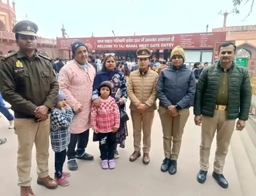 Taj Mahal Weekend Crowd