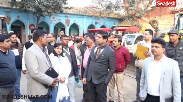 District Magistrate Inspection Chandausi: District Magistrate Dr. Rajendra Paisia ​​conducted a surprise inspection of 6 major departments in Chandausi.