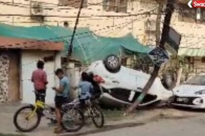 Raipur Car Accident: A speeding car collided with an electric pole in Raipur.