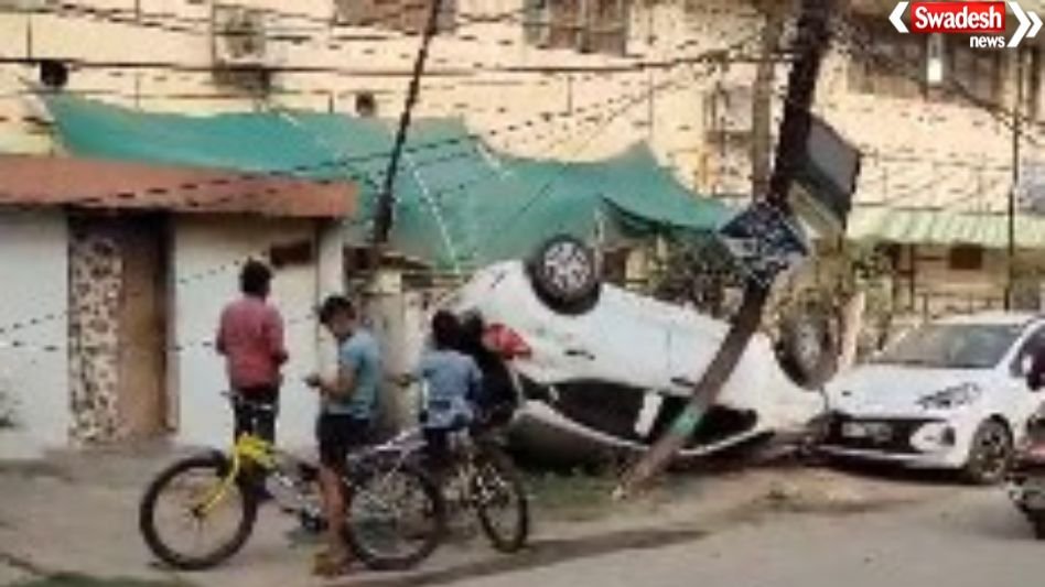 Raipur Car Accident: A speeding car collided with an electric pole in Raipur.