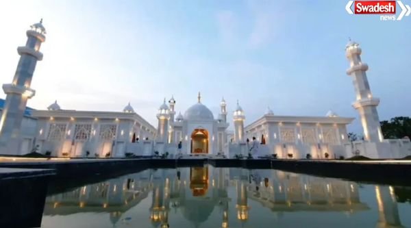 https://swadeshlive.com/khabar-zara-hatke-mother-taj-mahal-replica/