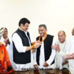 भाजपा की सदस्यता ग्रहण करते पूर्व नगर परिषद अध्यक्ष भाई लालमिया और मंत्री गोविंद सिंह राजपूत
