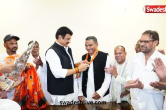 भाजपा की सदस्यता ग्रहण करते पूर्व नगर परिषद अध्यक्ष भाई लालमिया और मंत्री गोविंद सिंह राजपूत