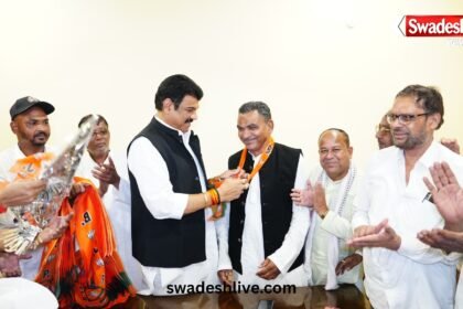 भाजपा की सदस्यता ग्रहण करते पूर्व नगर परिषद अध्यक्ष भाई लालमिया और मंत्री गोविंद सिंह राजपूत