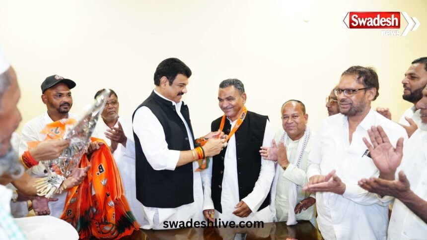 भाजपा की सदस्यता ग्रहण करते पूर्व नगर परिषद अध्यक्ष भाई लालमिया और मंत्री गोविंद सिंह राजपूत