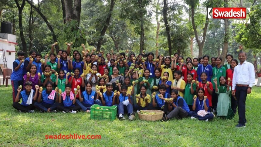 CM School Of Excellence simdega-dc-kanchan-singh-invites-school-girls