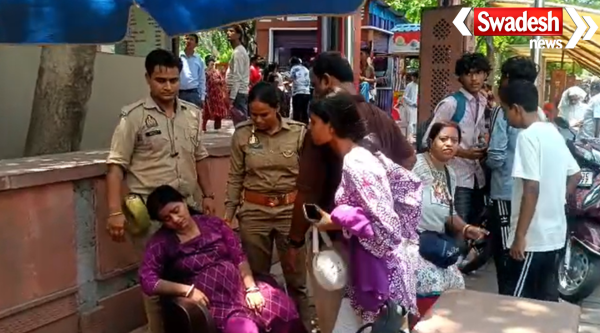 Taj Mahal Woman Tourist Fainted
