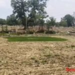 बारिश का इंतजार करते खेत में खड़े किसान, मानसून में देरी से धान की खेती प्रभावित