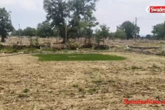 बारिश का इंतजार करते खेत में खड़े किसान, मानसून में देरी से धान की खेती प्रभावित