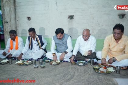 कुकरू गांव में ग्रामीण परिवार के साथ रात्रि भोजन करते मुख्यमंत्री मोहन यादव