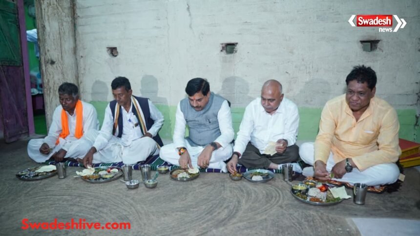 कुकरू गांव में ग्रामीण परिवार के साथ रात्रि भोजन करते मुख्यमंत्री मोहन यादव