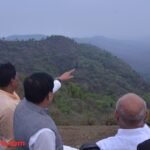 बैतूल के कुकरू हिल स्टेशन में स्व-सहायता समूह की महिलाओं से संवाद करते मुख्यमंत्री मोहन यादव