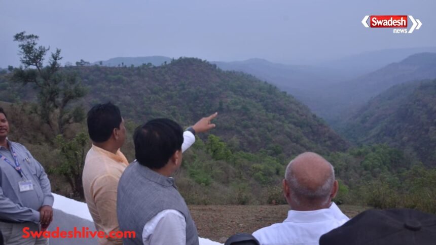 बैतूल के कुकरू हिल स्टेशन में स्व-सहायता समूह की महिलाओं से संवाद करते मुख्यमंत्री मोहन यादव