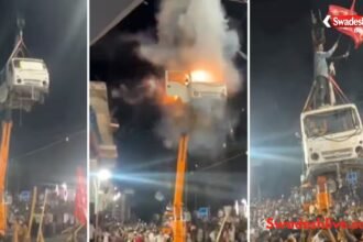 उज्जैन के बड़नगर में मोहर्रम जुलूस मामले की जांच के दौरान थाने के बाहर जुटे लोग और पुलिस बल।