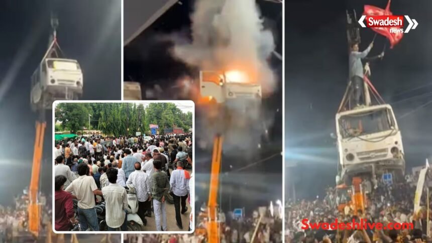 उज्जैन के बड़नगर में मोहर्रम जुलूस मामले की जांच के दौरान थाने के बाहर जुटे लोग और पुलिस बल।