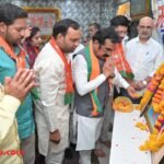 भोपाल में मन की बात कार्यक्रम का सामूहिक श्रवण करते कार्यकर्ता और पीडब्ल्यूडी मंत्री राकेश सिंह