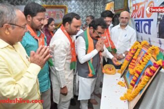 भोपाल में मन की बात कार्यक्रम का सामूहिक श्रवण करते कार्यकर्ता और पीडब्ल्यूडी मंत्री राकेश सिंह
