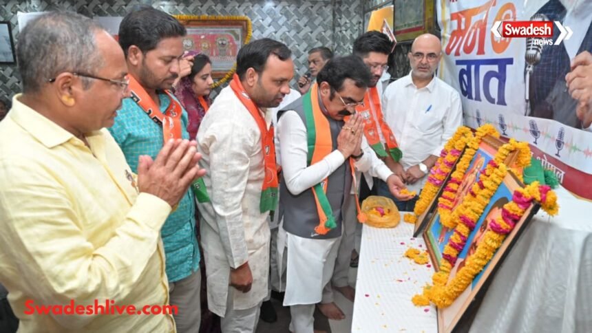 भोपाल में मन की बात कार्यक्रम का सामूहिक श्रवण करते कार्यकर्ता और पीडब्ल्यूडी मंत्री राकेश सिंह