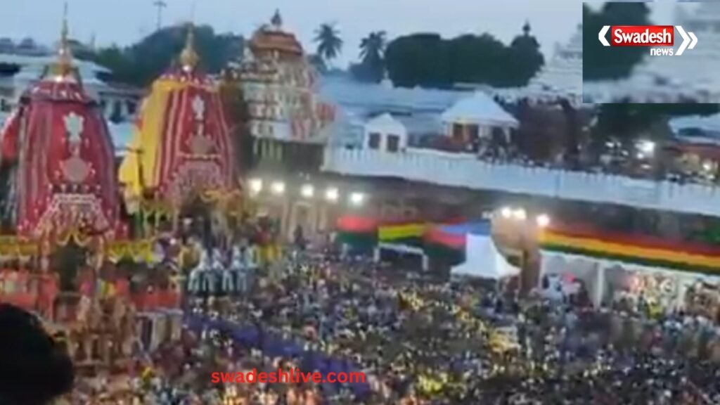 पुरी में भगवान जगन्नाथ की रथ यात्रा के दौरान उमड़ी भारी श्रद्धालुओं की भीड़