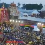 पुरी में भगवान जगन्नाथ की रथ यात्रा के दौरान उमड़ी भारी श्रद्धालुओं की भीड़