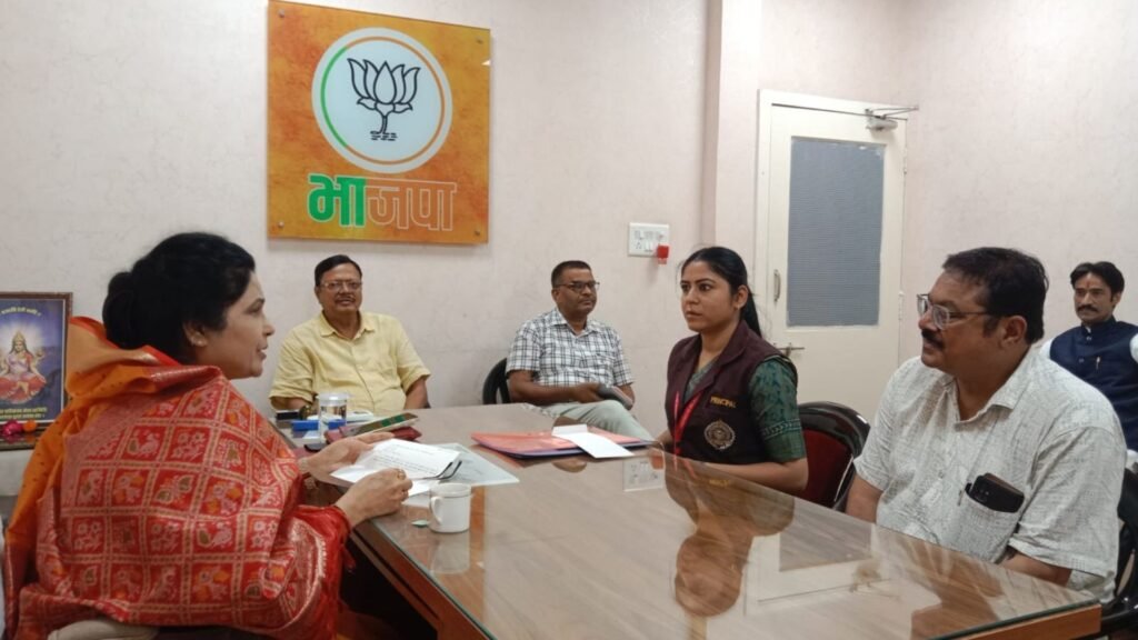 BJP Madhya Pradesh krishna-gaur-listens-to-bjp-workers