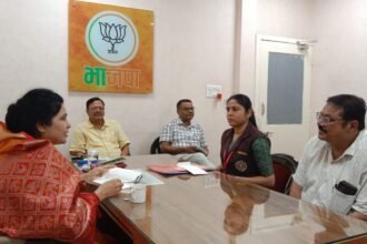 BJP Madhya Pradesh krishna-gaur-listens-to-bjp-workers