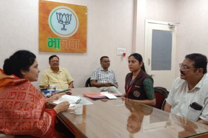 BJP Madhya Pradesh krishna-gaur-listens-to-bjp-workers