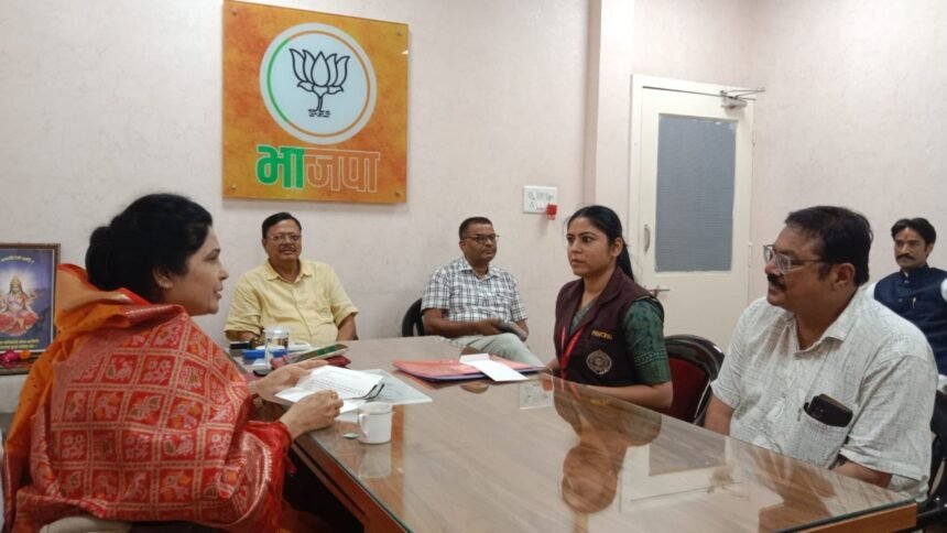BJP Madhya Pradesh krishna-gaur-listens-to-bjp-workers