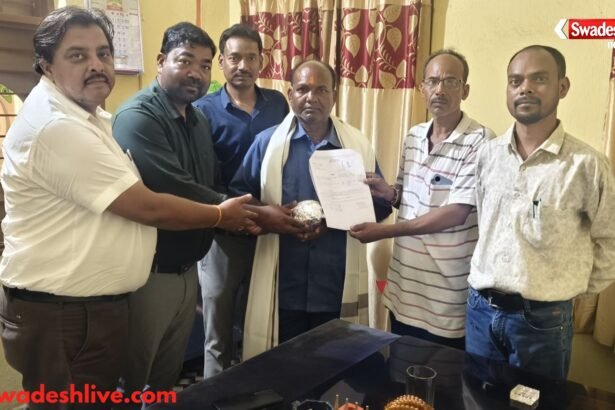 सरगुजा के लुण्ड्रा में आयोजित सम्मान समारोह में सेवानिवृत्त शिक्षकों और भृत्यों को शाल एवं श्रीफल भेंट करते अधिकारी