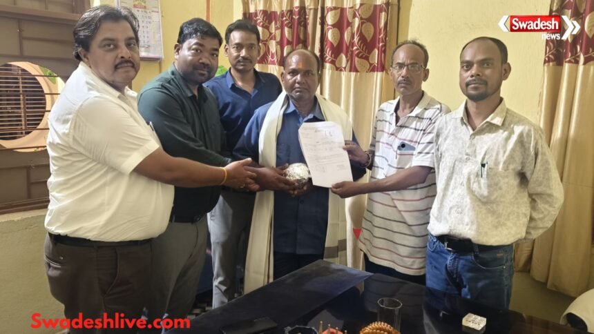 सरगुजा के लुण्ड्रा में आयोजित सम्मान समारोह में सेवानिवृत्त शिक्षकों और भृत्यों को शाल एवं श्रीफल भेंट करते अधिकारी