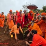 नीलगिरि पर्वत त्र्यंबकेश्वर में जूना अखाड़ा के संत 108 पौधों का वृक्षारोपण करते हुए।