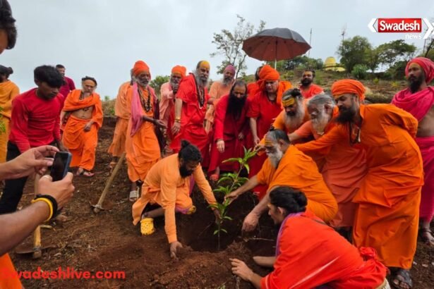 नीलगिरि पर्वत त्र्यंबकेश्वर में जूना अखाड़ा के संत 108 पौधों का वृक्षारोपण करते हुए।