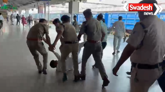 Agra Cantt Railway Station RPF Jawan Deputy SS Fight