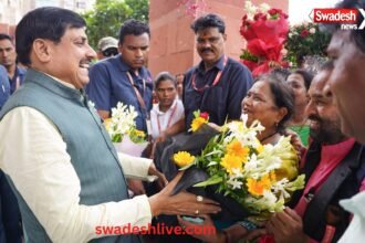मुख्यमंत्री डॉ. मोहन यादव का मंत्रालय में कर्मचारियों द्वारा ढोल-नगाड़ों और गुलदस्ते से स्वागत।