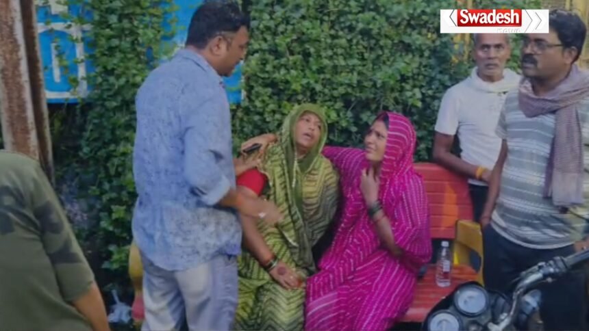 छतरपुर में रेलवे ट्रैक पर व्यक्ति की मौत के मामले की जांच करती पुलिस