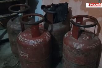 फर्रुखाबाद में अवैध गैस रिफिलिंग पर प्रशासन की कार्रवाई के दौरान जब्त किए गए घरेलू एलपीजी सिलेंडर