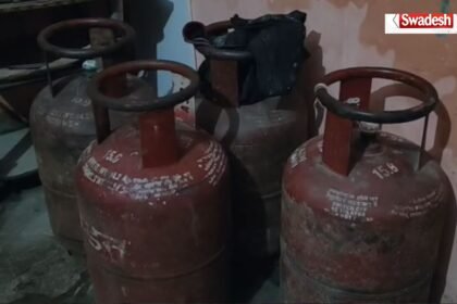 फर्रुखाबाद में अवैध गैस रिफिलिंग पर प्रशासन की कार्रवाई के दौरान जब्त किए गए घरेलू एलपीजी सिलेंडर