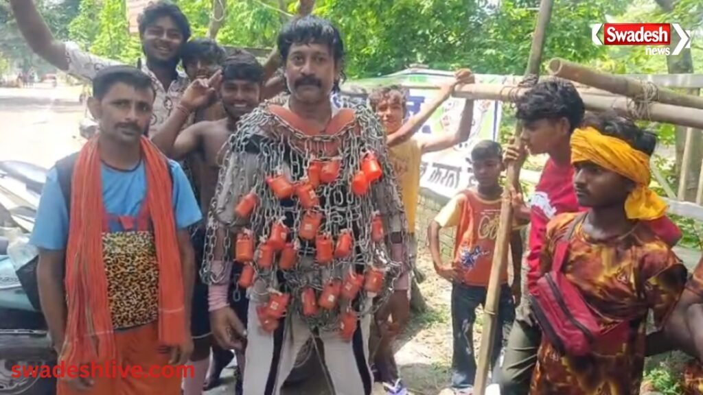 रुड़की में कैदी के कपड़ों में कांवड़ लेकर निकला शिवभक्त, हाथों की बेड़ियों ने खींचा सबका ध्यान