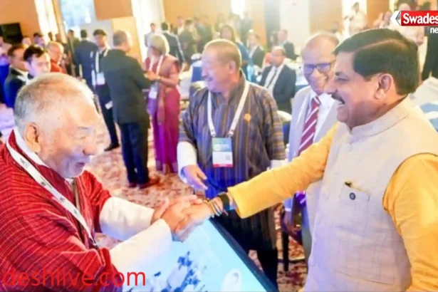 दिल्ली में आयोजित 7वें अंतर्राष्ट्रीय नवकरणीय ऊर्जा सम्मेलन में मध्यप्रदेश के ग्रीन एनर्जी मॉडल का प्रेजेंटेशन देते मुख्यमंत्री डॉ. मोहन यादव