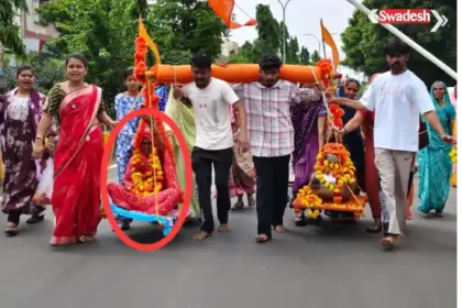 मंदसौर में मां को कांवड़ में बिठाकर 20 किलोमीटर पैदल चलता बेटा