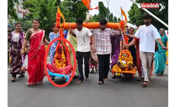 मंदसौर में मां को कांवड़ में बिठाकर 20 किलोमीटर पैदल चलता बेटा