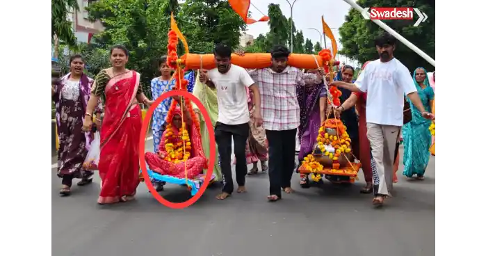 मंदसौर में मां को कांवड़ में बिठाकर 20 किलोमीटर पैदल चलता बेटा